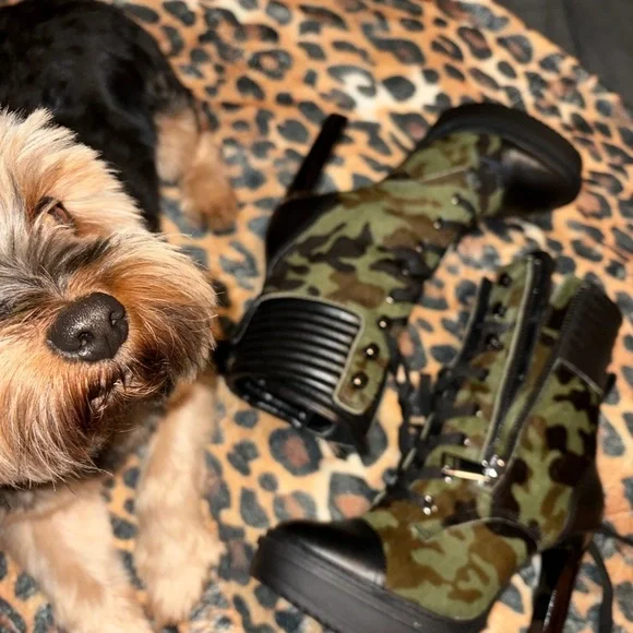 DKNY Steffi camouflage calf hair high heel platform lace zip boots Leather
Camo - Picture 15 of 15